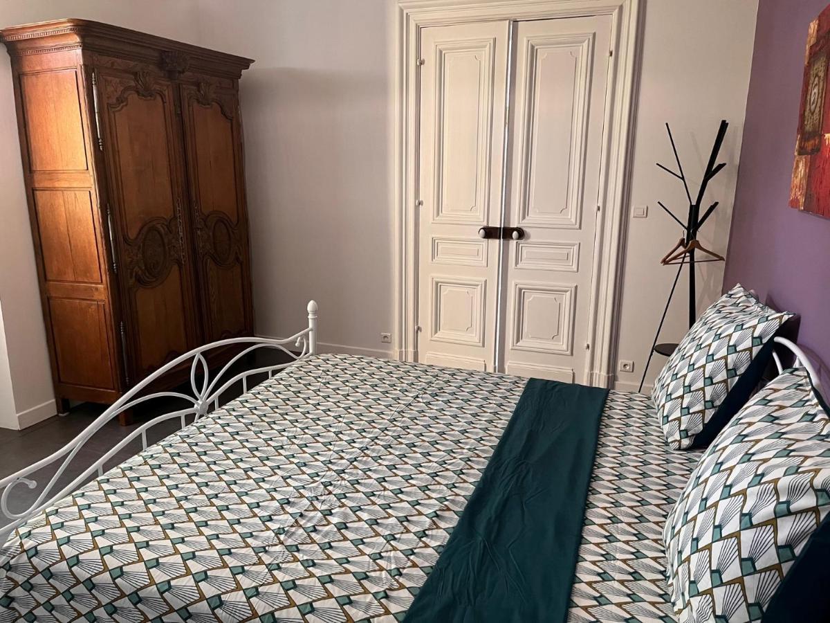 Domaine clos et arboré de 3 ha avec deux maisons Lamothe-Montravel Exterior foto
